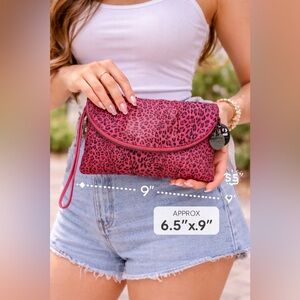 Henri Bendel  Pink Animal Print Clutch/ wristlet 💖 excellent condition